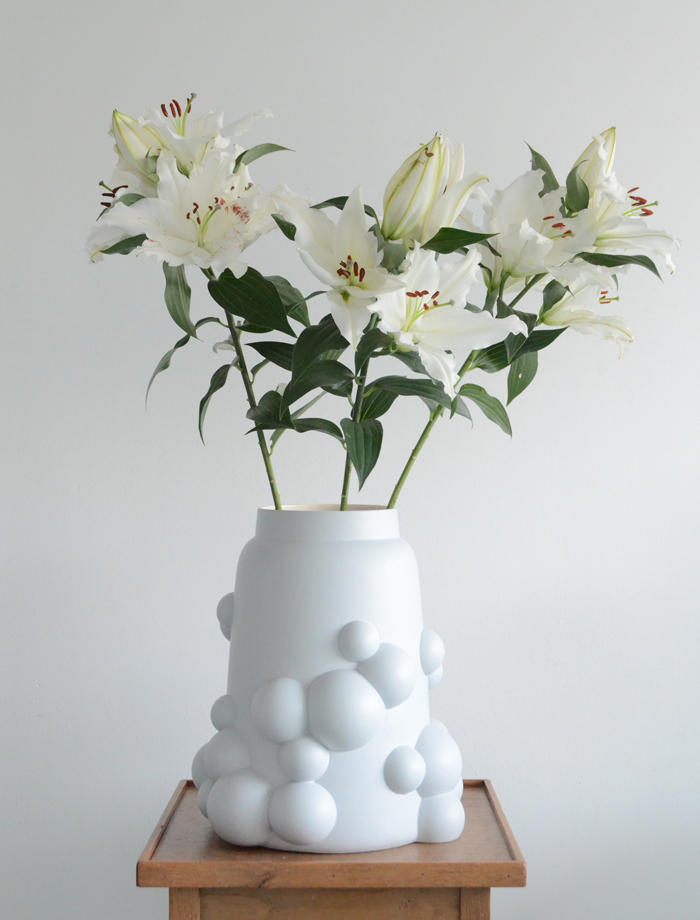 Bubble vase large light grey, with flowers